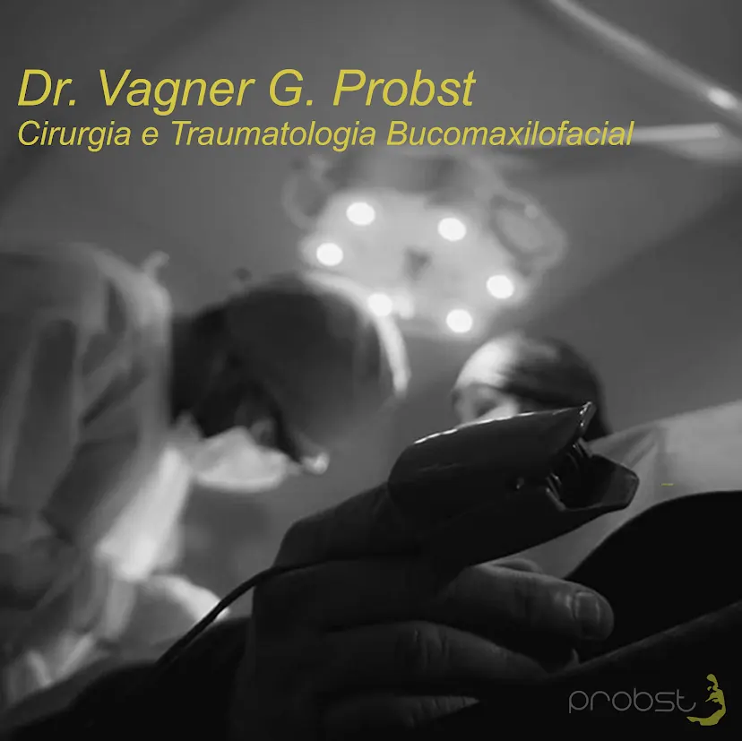 Dr. Vagner Probst em procedimento sob o foco cirúrgico, em preto e branco